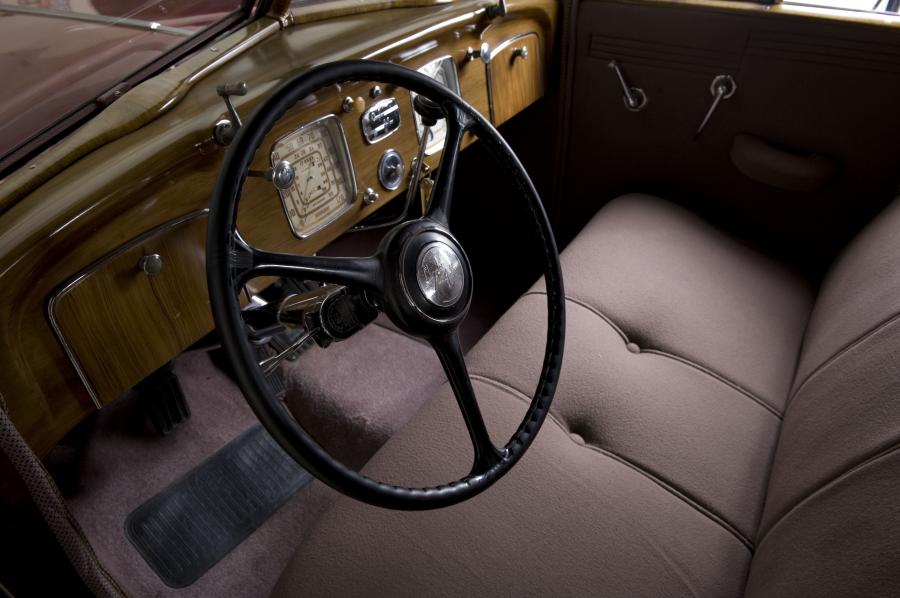 Интерьер Chrysler Imperial Airflow Sedan (C-10) 1936 года  (фото 37 из 38)